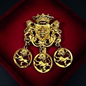 Vintage DeNicola Heraldic Lion Fur Clip Gold Tone Renaissance Dress Scarf Clip